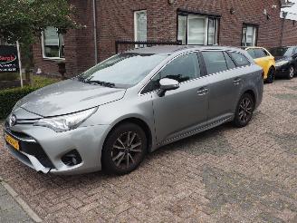 Vaurioauto  passenger cars Toyota Avensis 1.8 VVT-I Aspiration Automaat 2015/7