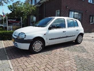 Schadeauto Renault Clio 1.2 MTV 2000/2