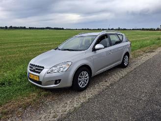 Schadeauto Kia Ceed SW 1.6 16V 2009/4