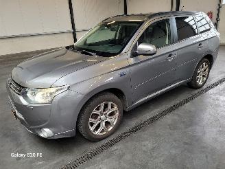 krockskadad bil auto Mitsubishi Outlander 2.0 PHEV 89-KW Automaat Instyle 4-WD 2013/12