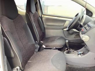 Peugeot 107 107, Hatchback, 2005 / 2014 1.0 12V picture 10