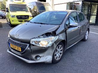 Vaurioauto  passenger cars Peugeot 208  2013/11
