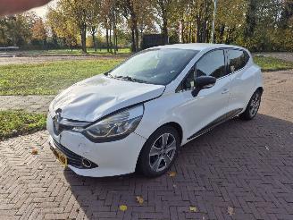 Voiture accidenté Renault Clio 0,9 TCE NIGHT DAY 2014/10
