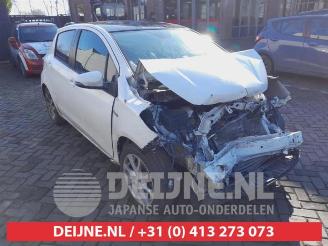 Coche siniestrado Toyota Yaris Yaris III (P13), Hatchback, 2010 / 2020 1.5 16V Hybrid 2013/7