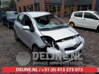 Vrakbiler auto Toyota Yaris Yaris II (P9), Hatchback, 2005 / 2014 1.33 16V Dual VVT-I 2010/3