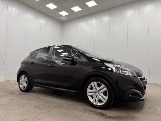uszkodzony samochody osobowe Peugeot 208 1.2 PureTech Signature 5-drs Navi Airco 2018/10