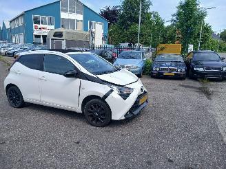 skadebil auto Toyota Aygo Aygo (B40) Hatchback 1.0 12V VVT-i (1KR-FE) [53kW] 2018/8