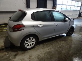 Peugeot 208 1.0 picture 3