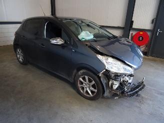 Salvage car Peugeot 208 1.2 VTI 2014/5