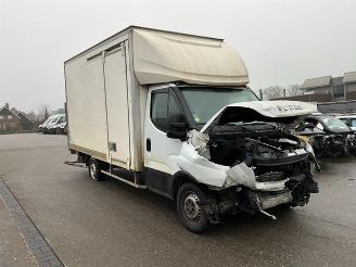 krockskadad bil vrachtwagen Iveco Daily 2.3 Koffer met laadklep 2020/4
