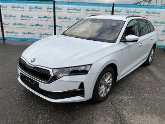 damaged passenger cars Skoda Octavia 1.5 TSi Combi 2025/10