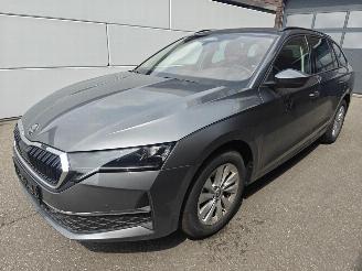damaged passenger cars Skoda Octavia Combi 1.5 TSI mHEV 110 kW Ambition 2026/4