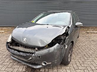 Damaged car Peugeot 208  2013/3