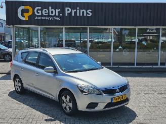 Damaged car Kia Cee d 1.4 16V Combi/o  Benzine 1.396cc 66kW (90pk) FWD 2011/4