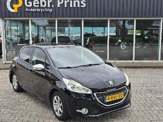 damaged passenger cars Peugeot 208 1.2 Vti 12V PureTech 82 Hatchback  Benzine 1.199cc 60kW (82pk) FWD 2014/11