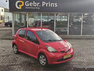 Damaged car Toyota Aygo 1.0 12V VVT-i Hatchback  Benzine 998cc 50kW (68pk) FWD 2006/4