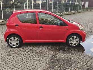 Toyota Aygo 1.0 12V VVT-i Hatchback  Benzine 998cc 50kW (68pk) FWD picture 2