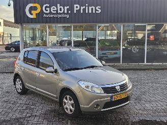 Damaged car Dacia Sandero 1.2 16V Hatchback  Benzine 1.149cc 55kW (75pk) FWD 2010/2