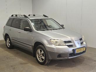 damaged passenger cars Mitsubishi Outlander 2.0 16V 4x2 SUV  Benzine 1.997cc 100kW (136pk) FWD 2005/10
