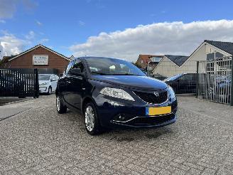 krockskadad bil auto Lancia Ypsilon 0.9 TwinAir Opening Edition AUTOMAAT !! 2016/9