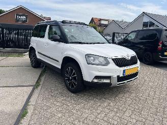 damaged passenger cars Skoda Yeti 1.4 TSI Greentech Adventure | panoramadak!! 2016/1