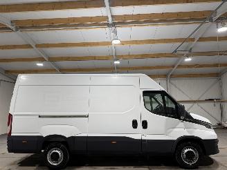 krockskadad bil bedrijf Iveco Daily 2.3D 115kW Automaat 352L H3 2021/11