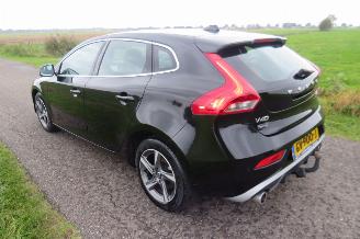 Schadeauto Volvo V-40 2.0 D2 R Design 120pk 180.000km nap Camera Navie Leer Stoelverwarming 2015-09 2015/9