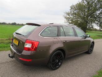 Vaurioauto  passenger cars Skoda Octavia 1.2 TSi Greentech Elegance Navigatie Camera 2014  [ topstaat Euro 6 2014/5