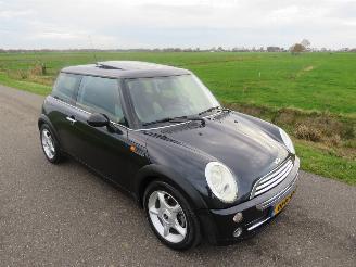 Vaurioauto  passenger cars Mini Mini COOPER 1.6 116pk Airco  2005  [ schadevrij top staat  schuifdak 2005/10