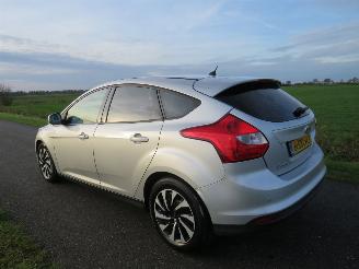 krockskadad bil auto Ford Focus 1.0 101 pk Eco Boost  5drs Navigatie Airco  2013 2013/8