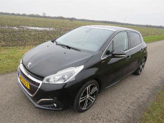 Damaged car Peugeot 208 1.2 110pk GT Line  5Drs 82.000km nap Leer Camera Navigatie  2016 topstaat 2016/11