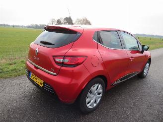 krockskadad bil auto Renault Clio Renault Clio 0.9 TCe 90pk Limited Airco Navigatie  2017 2017/5