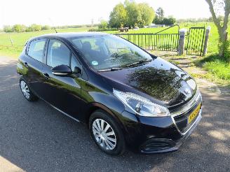 Voiture accidenté Peugeot 208 1.2 82pk  60.000km nap Pure Tech Action Navigatie Airco 2016  [ nieuwstaat 2016/8