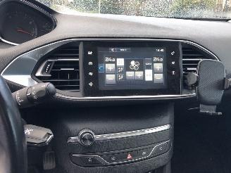 Peugeot 308 308 SW 1.2 PureTech Blue Lease Executive picture 15