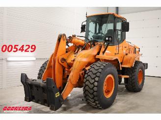 Vaurioauto  machines Mitsubishi  DL250 Wiellader Airco BY 2011 2011/1