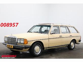 Vaurioauto  passenger cars Mercedes  300 TD Combi Aut. W123 Radio AHK + extra wielset! 1982/2