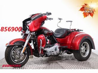 krockskadad bil auto Harley-Davidson A6 avant FLHTCUTG Tri Glide Trike 2012/1