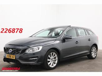 skadebil auto Volvo V-60 1.6 D2 Momentum Schuifdak Navi Clima Cruise PDC AHK 2014/8