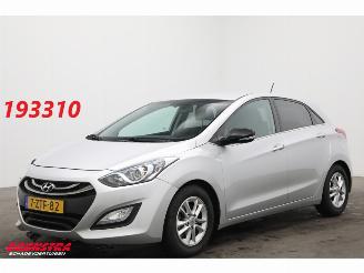 krockskadad bil auto Hyundai I-30 1.6 GDI Go! Navi Clima Cruise Camera PDC 94.708 km! 2015/3