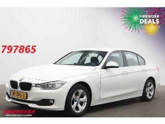 Unfallwagen BMW 3-serie 320i EDE Leder Xenon Navi Clima Cruise PDC 2013/2