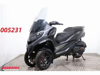damaged motor cycles Piaggio  MP3 530 HPE Exclusive ABS Camera 4.804 km! 2022/12