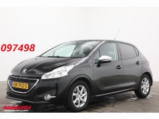 Damaged car Peugeot 208 1.2 PureTech Style Airco Cruise 148.418 km! 2015/5