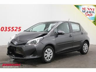 Vaurioauto  passenger cars Toyota Yaris 1.5 Full Hybrid Aspiration 5-drs Cruise Clima Bluetooth Camera 2013/4