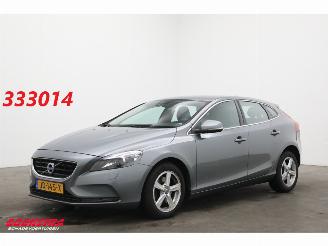 damaged passenger cars Volvo V-40 2.0 T2 Nordic+ Cruise Clima Navi Bluetooth SHZ PDC 2016/2