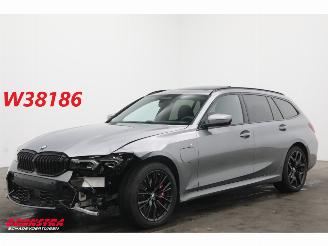 Schadeauto BMW 3-serie Touring 330e xDrive M-Sport HUD H/K Pano ACC SHZ LrHZ Apple/Android Camera PDC AHK 2026/10