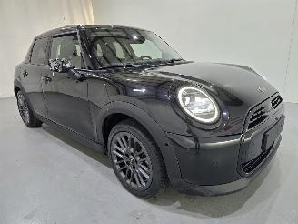 Vaurioauto  passenger cars Mini Cooper C Classic Trim 1.5 115Kw Bjr.2025 2025/6