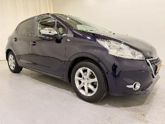 damaged passenger cars Peugeot 208 HB 1.2 Allure Navi/Clima 2014/5