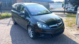 krockskadad bil motor Opel Zafira  2006/2