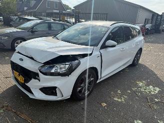 krockskadad bil auto Ford Focus Stationcar 1.0  Hybrid  ST Line 2022/1