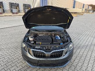 Skoda Octavia 1.6 TDI DSG KLIMA NAVI AHK SITZHEIZUNG picture 17